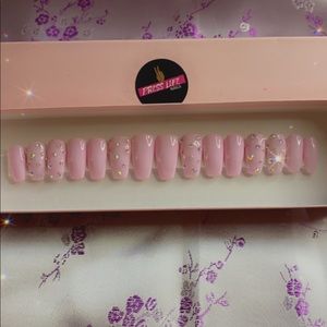 Beautiful hand-crafted press on nails with rhinestone design